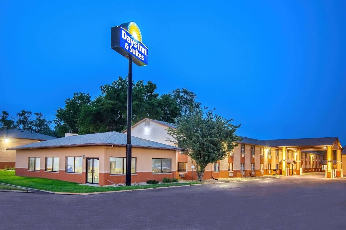 Days Inn & Suites by Wyndham Waterloo, Hotel in Waterloo