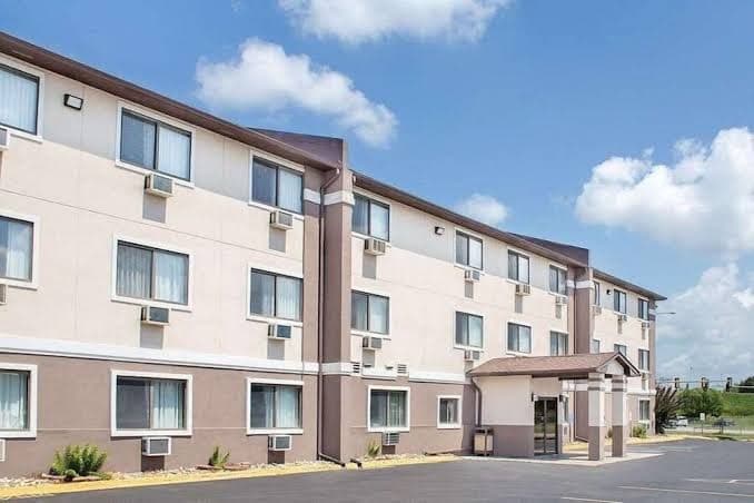 Boarders Inn & Suites by Cobblestone Hotels - Waterloo/Cedar Falls, Hotel in Evansdale