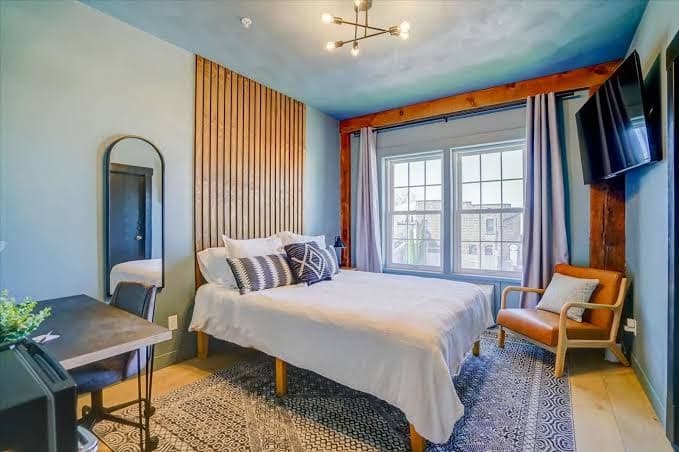 The Mill Hotel: 201 -Single Queen (detached bath), Hotel in Waunakee