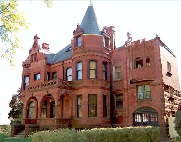 Schuster Mansion Bed & Breakfast, Bed & Breakfast in West Milwaukee