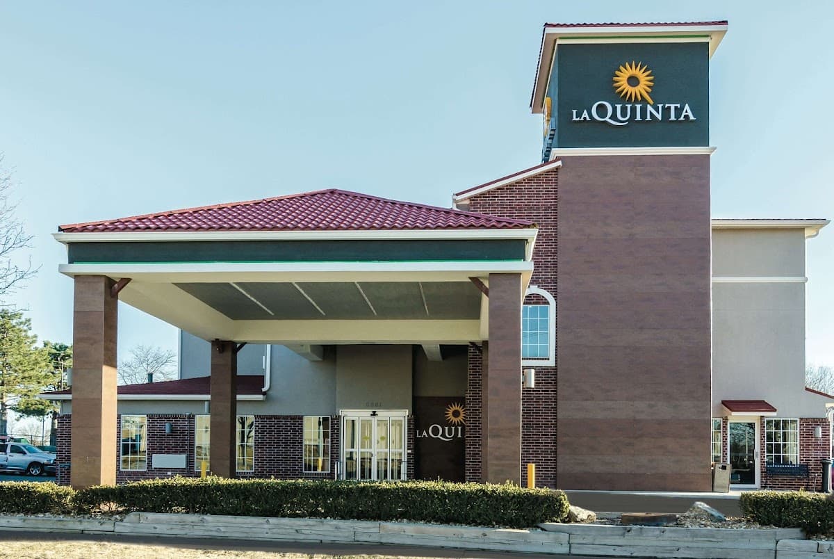 La Quinta Inn & Suites by Wyndham Kansas City Airport, Hotel in Weatherby Lake