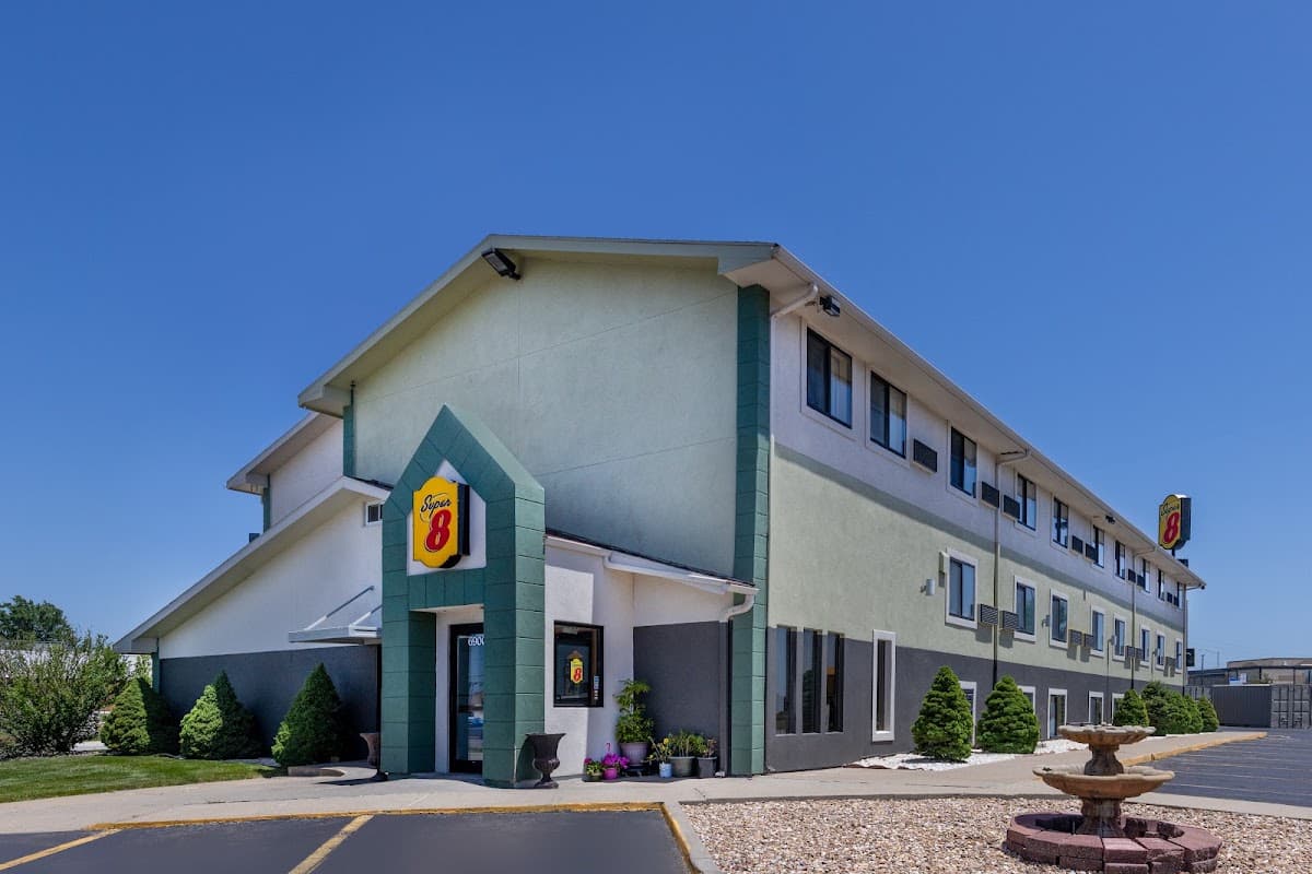Super 8 by Wyndham Kansas City at Barry Road/Airport, Hotel in Weatherby Lake