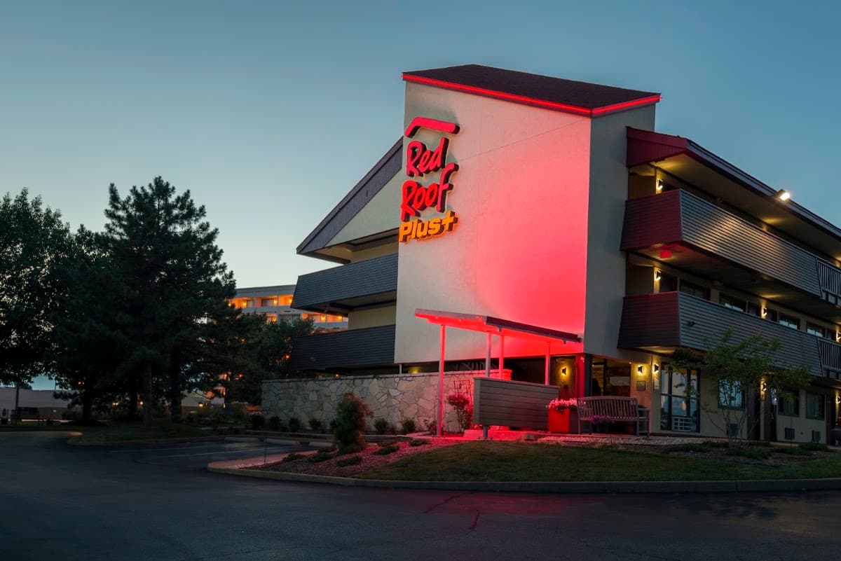 Red Roof PLUS+ St Louis - Forest Park/Hampton Avenue, Hotel in University City