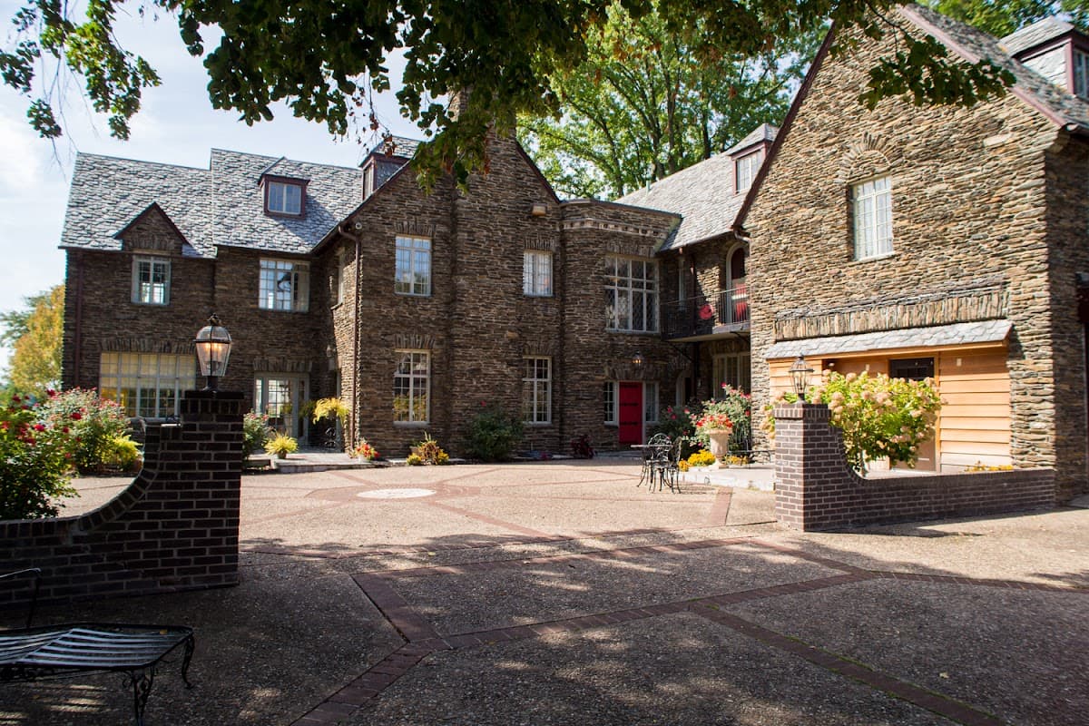 The Manor On Front, Bed & Breakfast in West Fairview