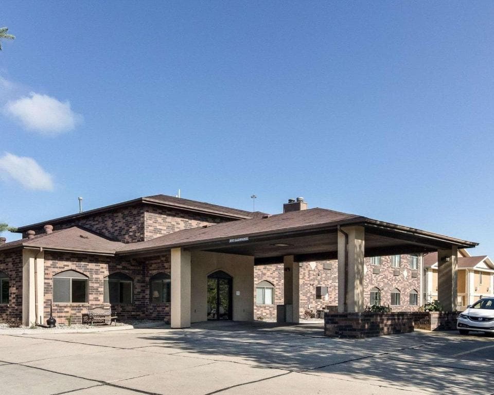 Quality Suites Near West Acres, Hotel in Fargo