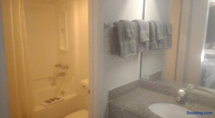 King Bed Hotel Studio 113 - Entire Place, Hotel in West Livingston