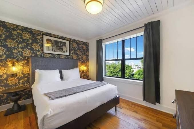 Classic Hotel in Little Havana: King Suite, Free WiFi Garden Relaxation, Hotel in Little Havana