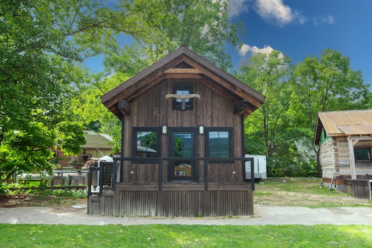 Barnwood Village, Hotel in White Sulphur Springs