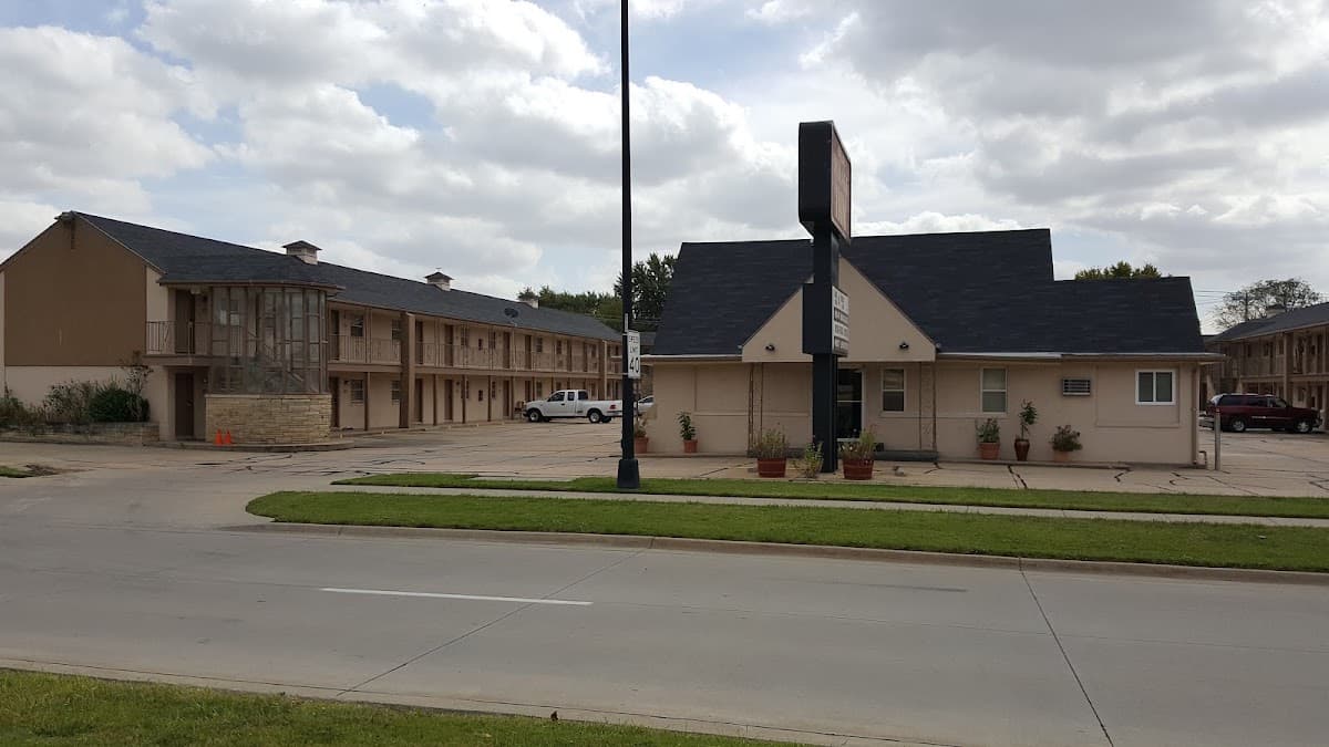 English Village Inn, Hotel in McConnell AFB