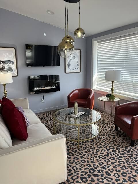 Suite 2 Pillow Talk Suite The American Hotel Dwntn Williams Bay. Steps to Beach., Hotel in Williams Bay