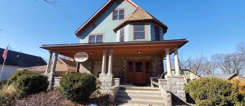 Chestnut House Bed & Breakfast, Bed & Breakfast in Winona Lake