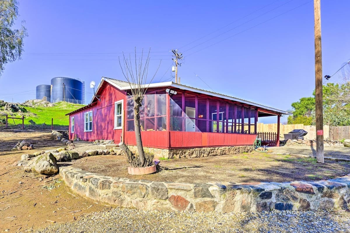 Ragle Ranch Guest House Vacation Rental, Hotel in Woodlake