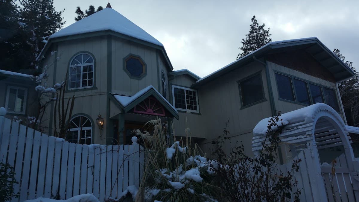 A Rhinestone Rose, Bed & Breakfast in Wrightwood