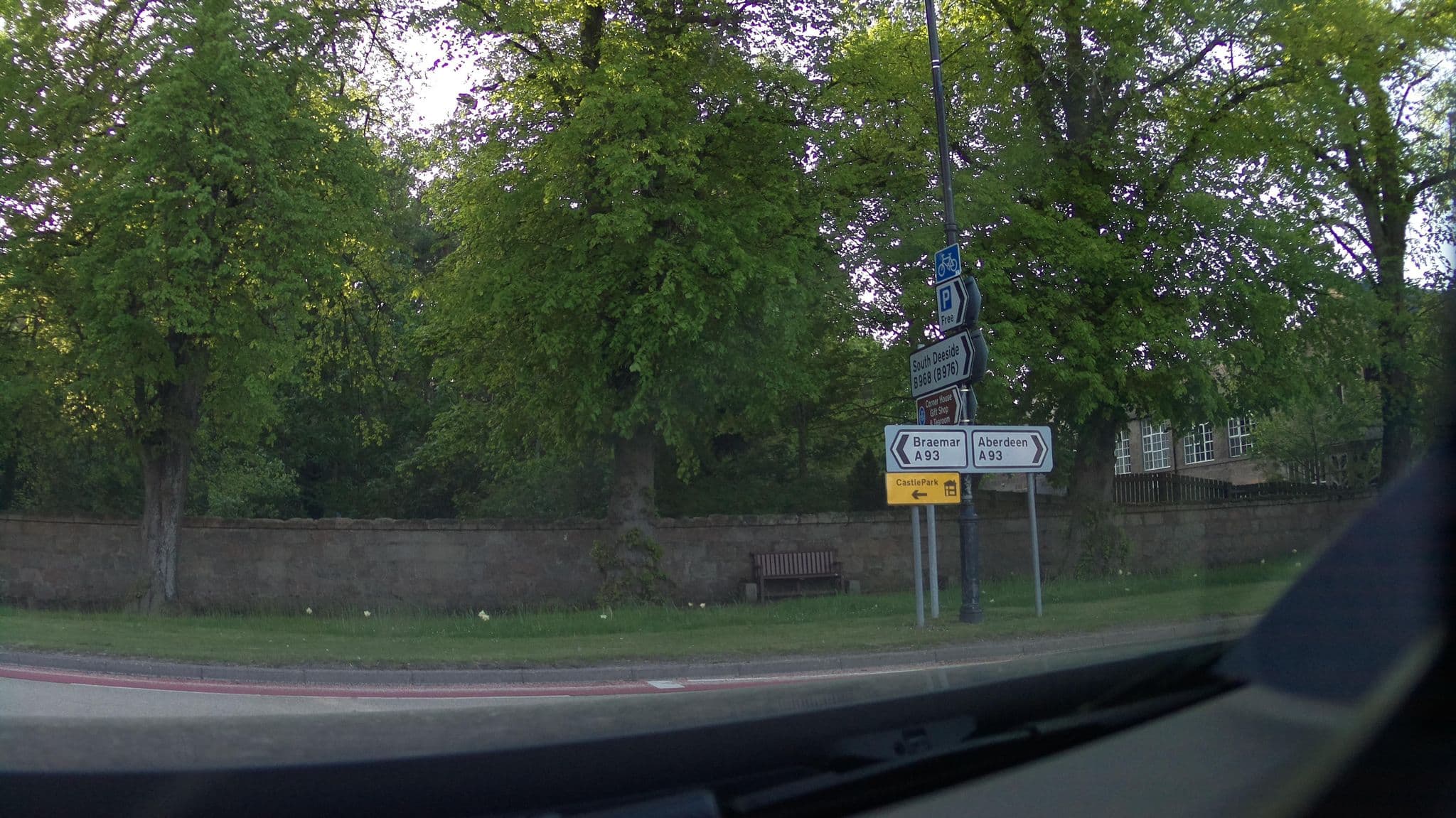 Street view near The Victory Hall, Aboyne — © southglos (CC BY-SA · Mapillary)