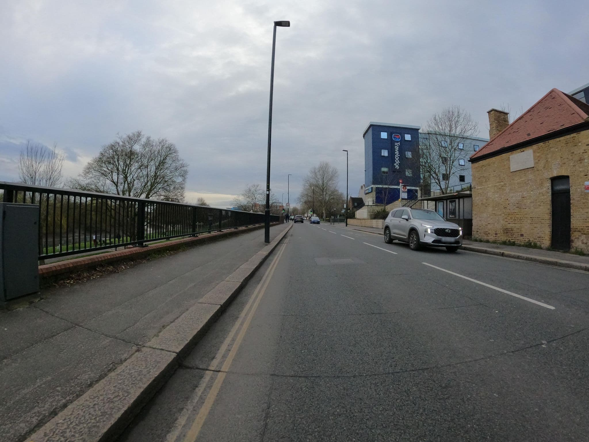 Street view near Travelodge London Kew Bridge, Kew — © milhouse (CC BY-SA · Mapillary)