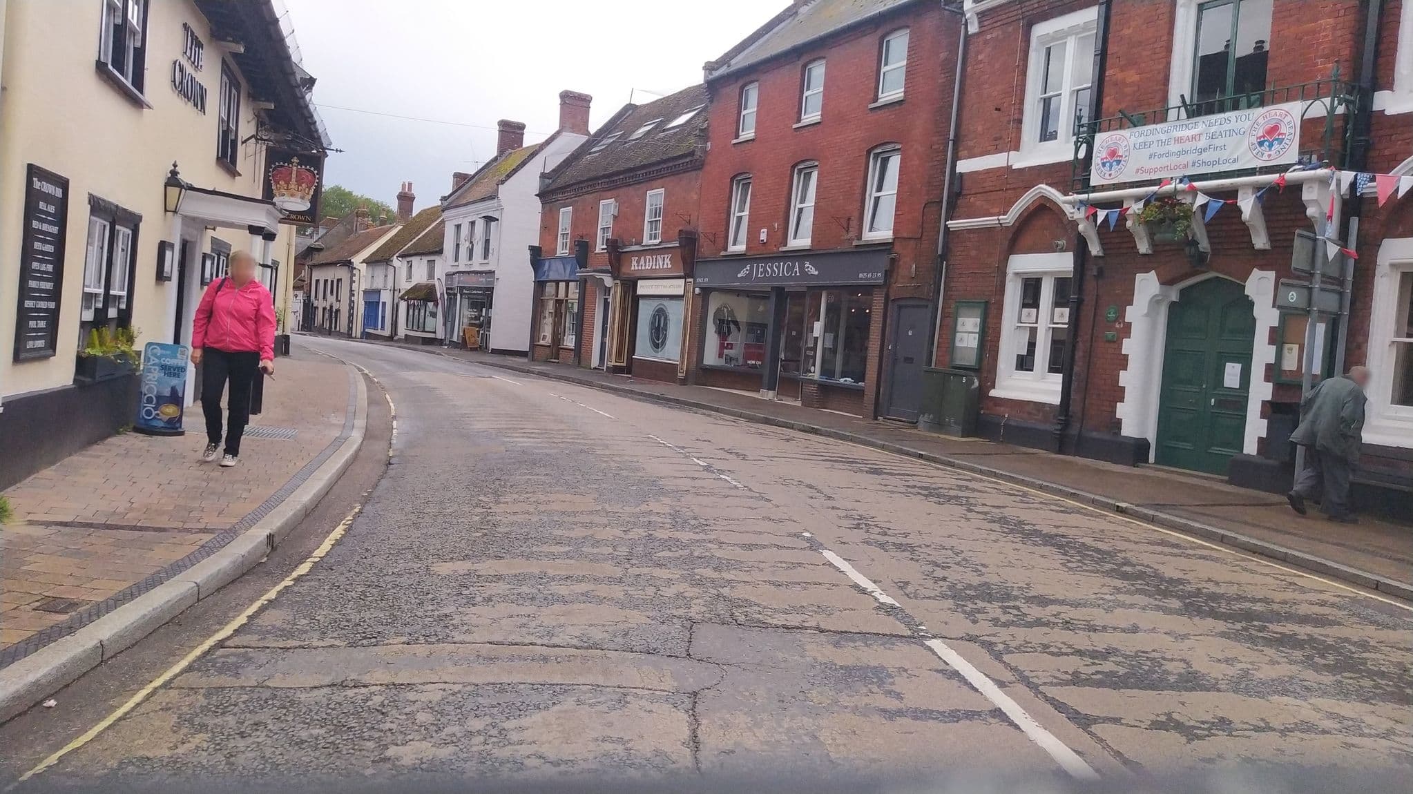 Street view near The Crown Inn, Fordingbridge — © noid (CC BY-SA · Mapillary)