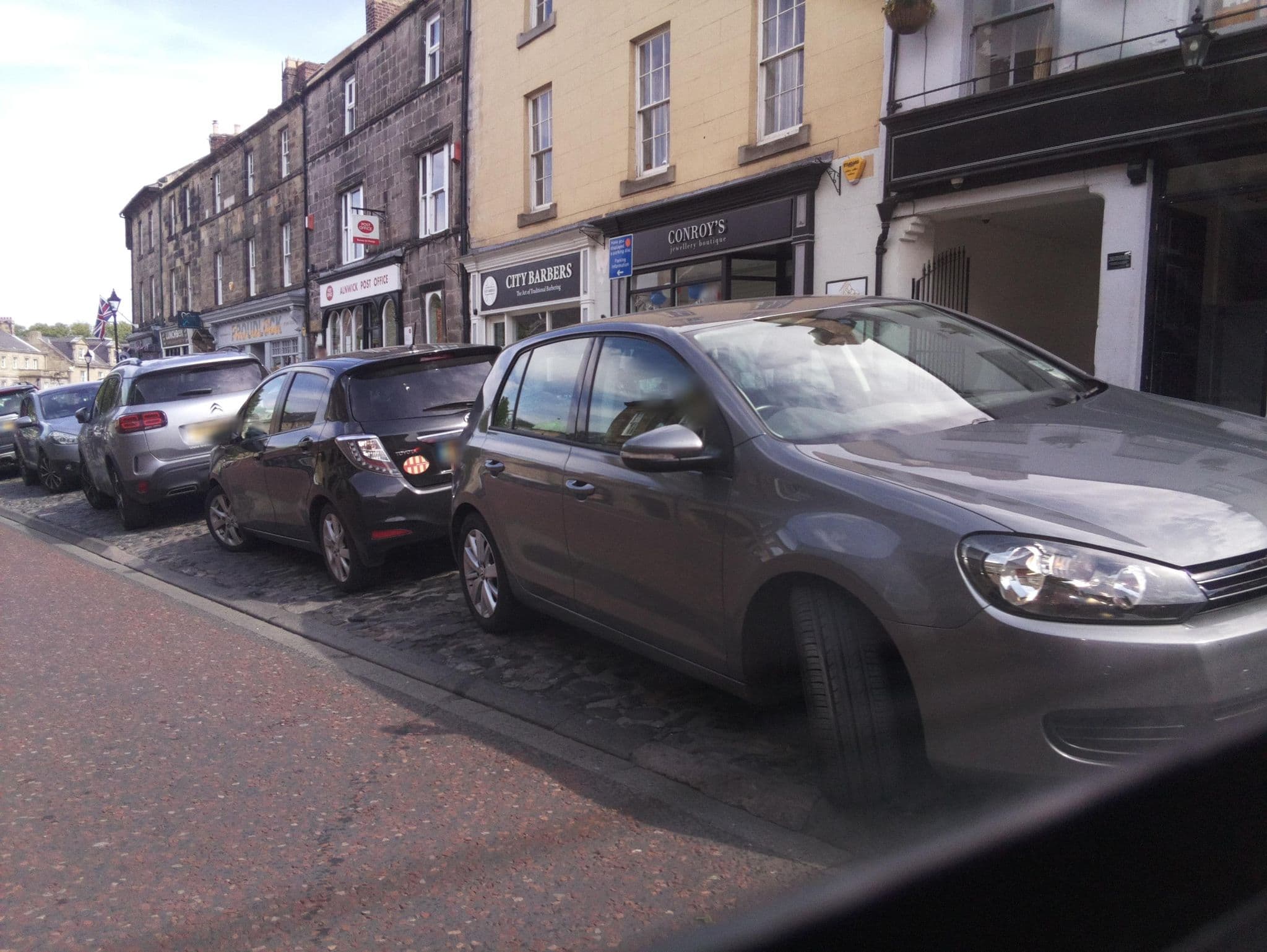 Street view near The Queens Head Hotel, Alnwick — © southglos (CC BY-SA · Mapillary)