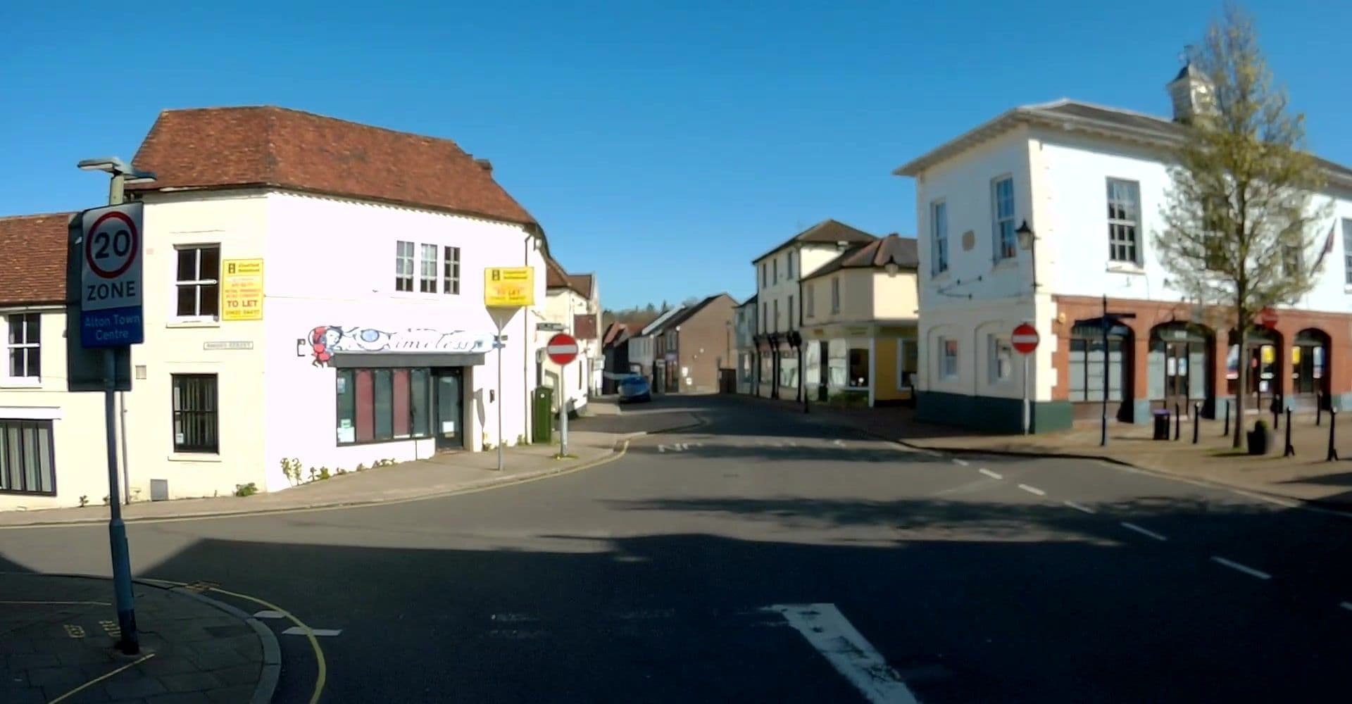 Street view near The Market Hotel Restaurant, Alton — © jpennycook (CC BY-SA · Mapillary)