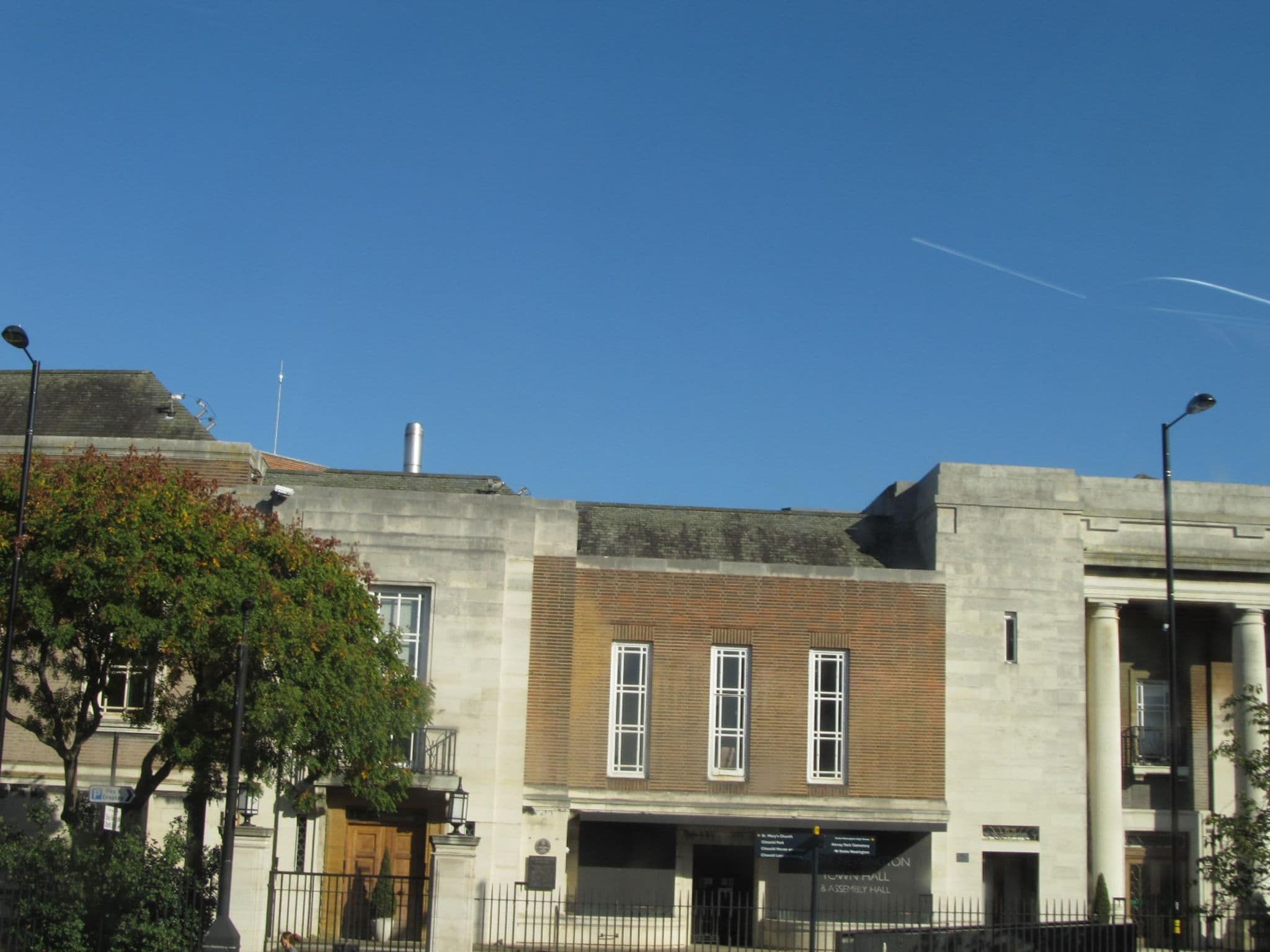 Street view near The Rose & Crown, Stamford Hill — © sk53bis (CC BY-SA · Mapillary)