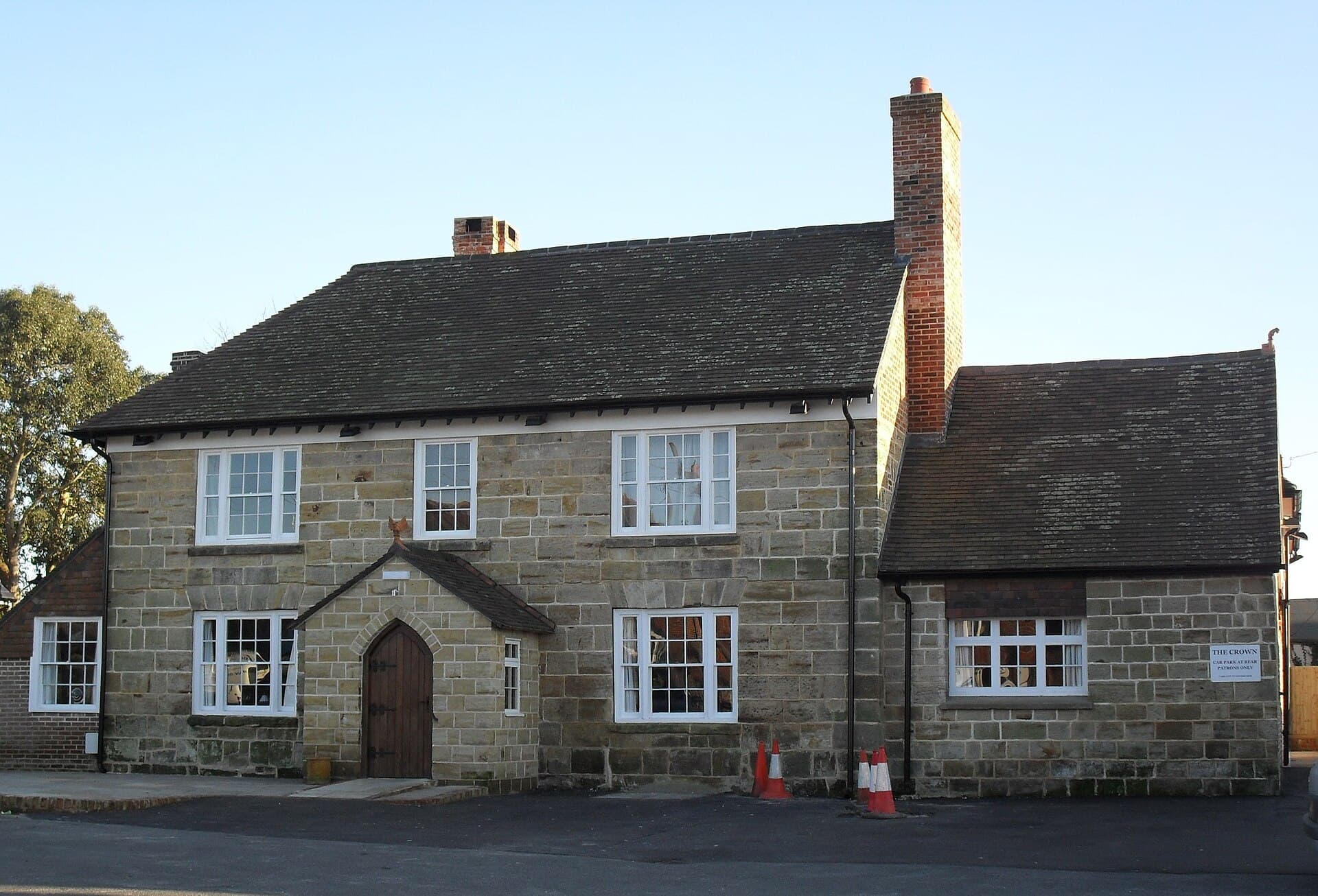The Crown Inn (via Wikimedia Commons, CC0)