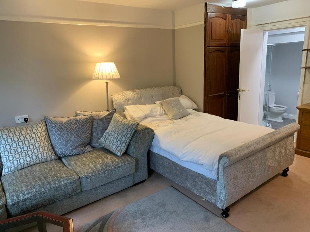 Debbies Digs, Ashford