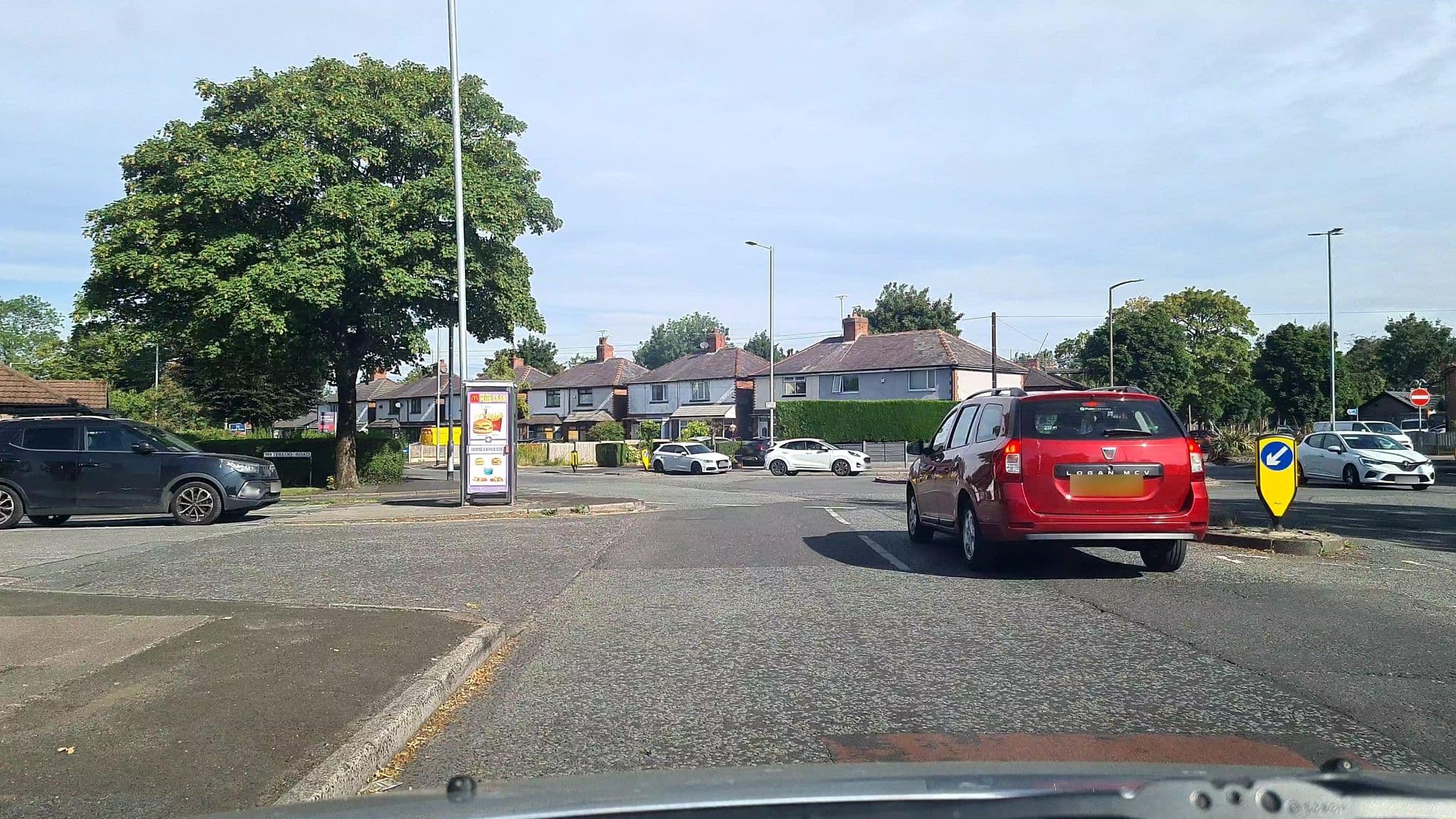 Street view near Broadoak Road/Broadoak Hotel, Ashton-under-Lyne — © mappo2 (CC BY-SA · Mapillary)