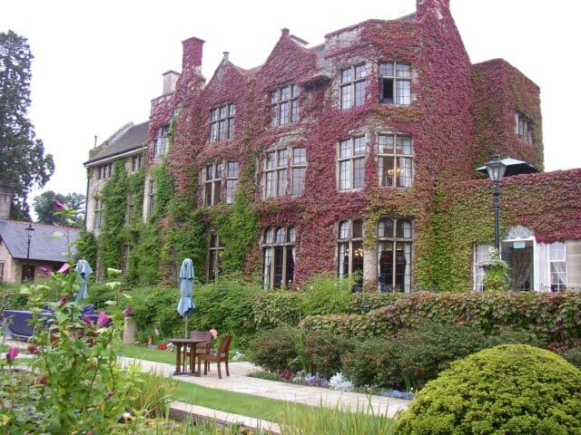 Pennyhill Park (via Wikimedia Commons, CC BY-SA 2.0)