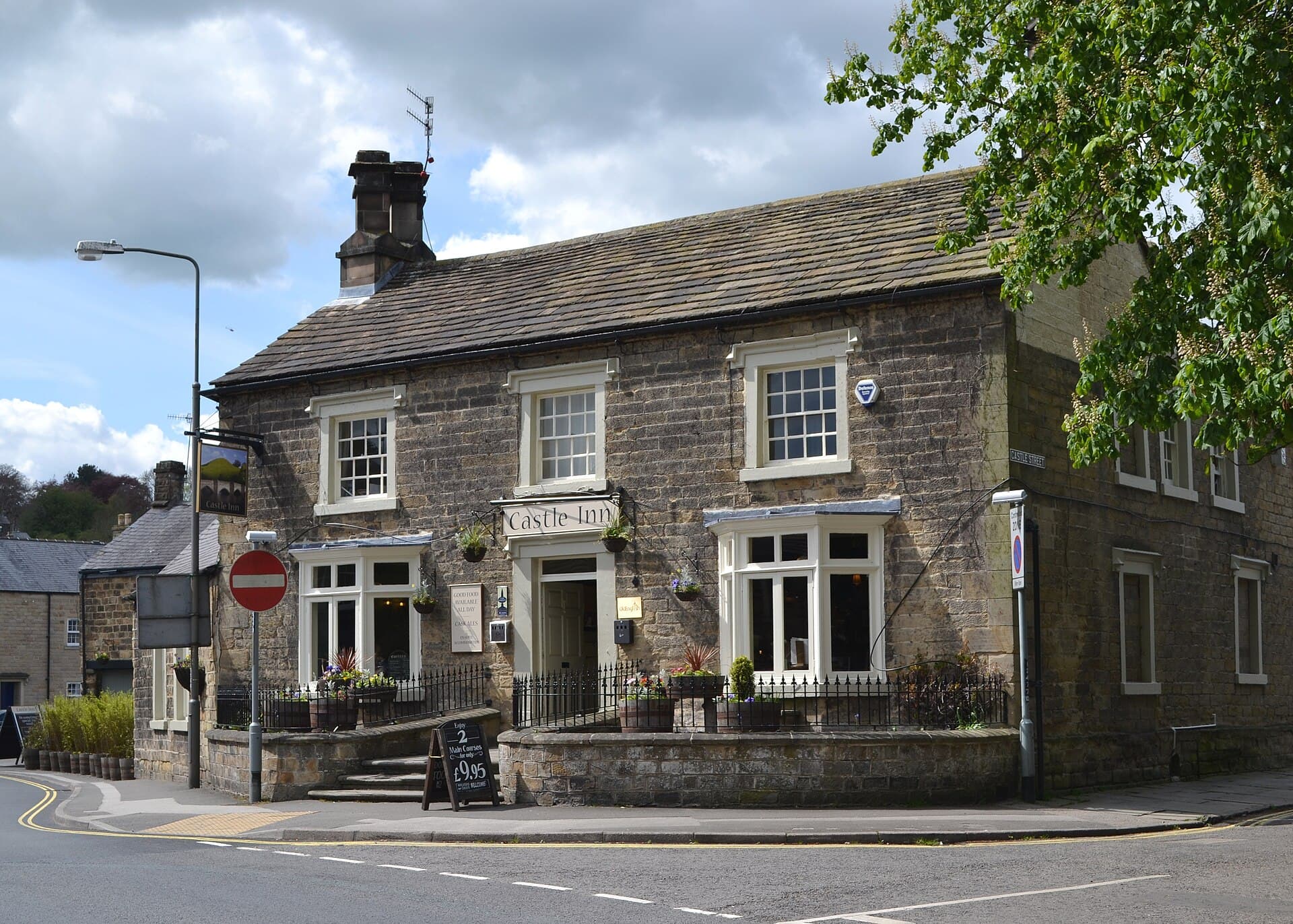 Castle Inn (via Wikimedia Commons, CC BY-SA 2.0)
