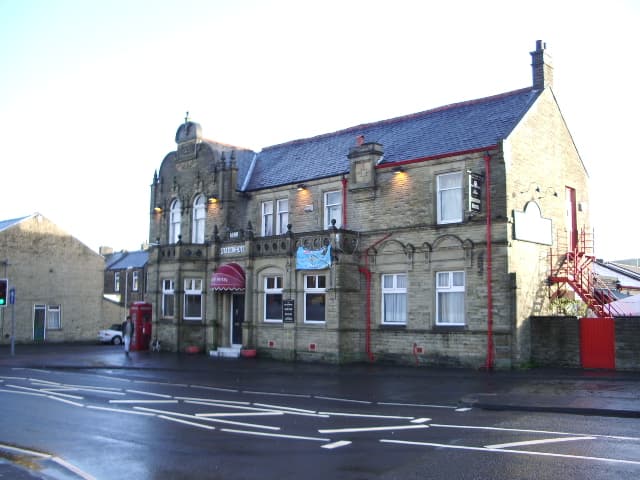 Station Hotel (via Wikimedia Commons, CC BY-SA 2.0)