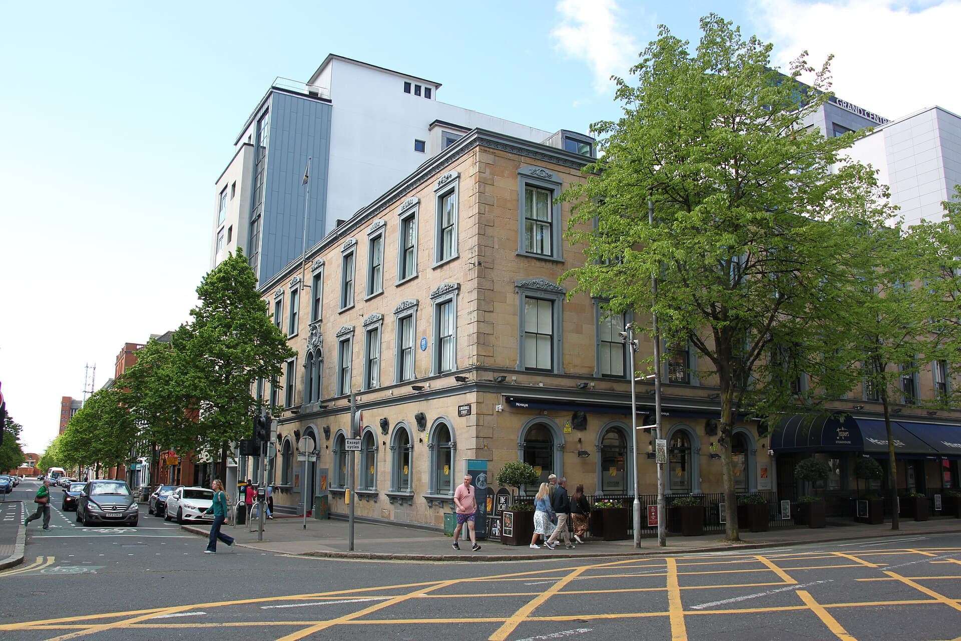 Ten Square Hotel (via Wikimedia Commons, CC BY-SA 4.0)