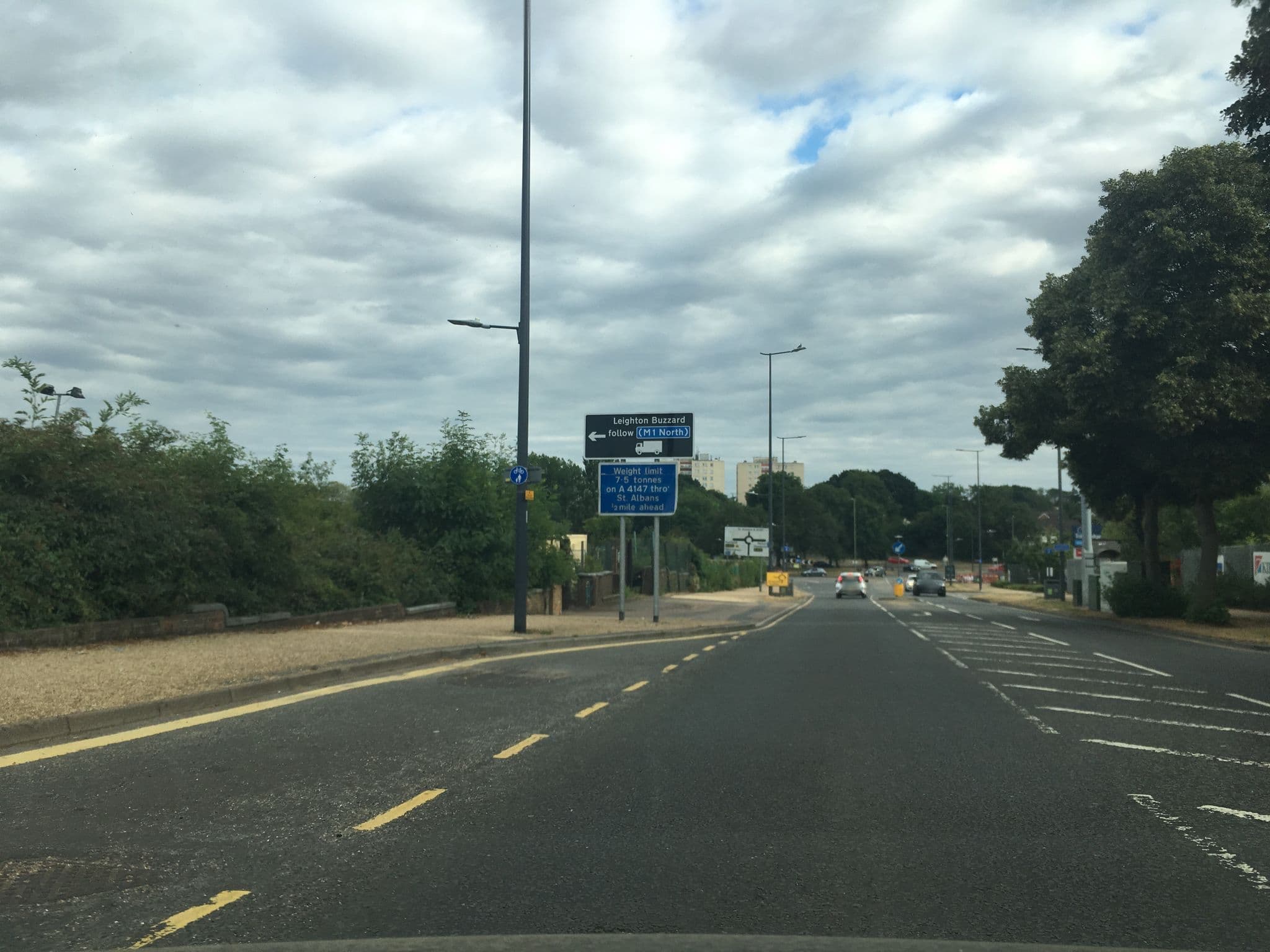 Street view near Gateway Hotel, Leverstock Green — © sds (CC BY-SA · Mapillary)