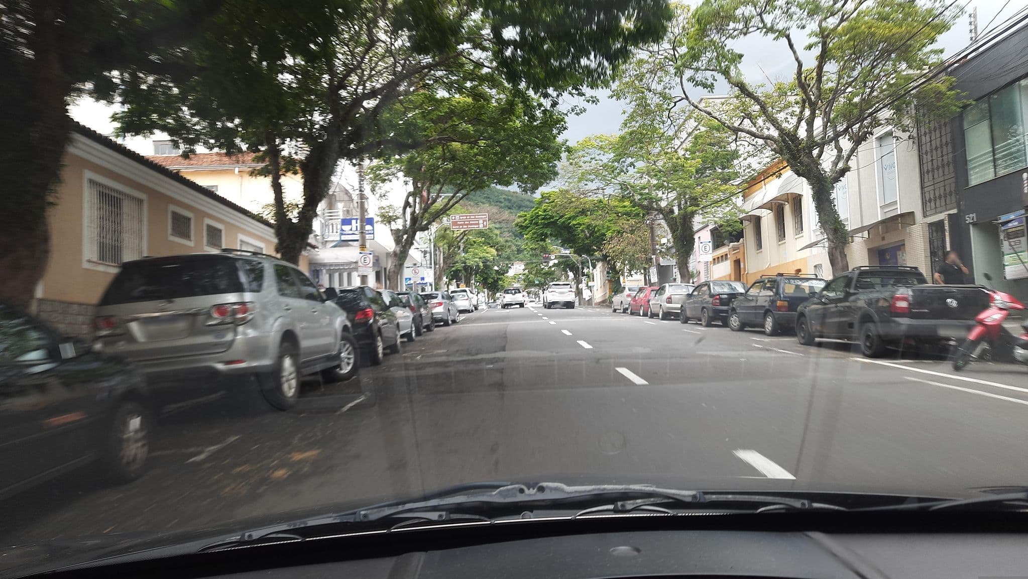 Street view near Hotel Minas Gerais, Poços de Caldas — © alemenezes (CC BY-SA · Mapillary)