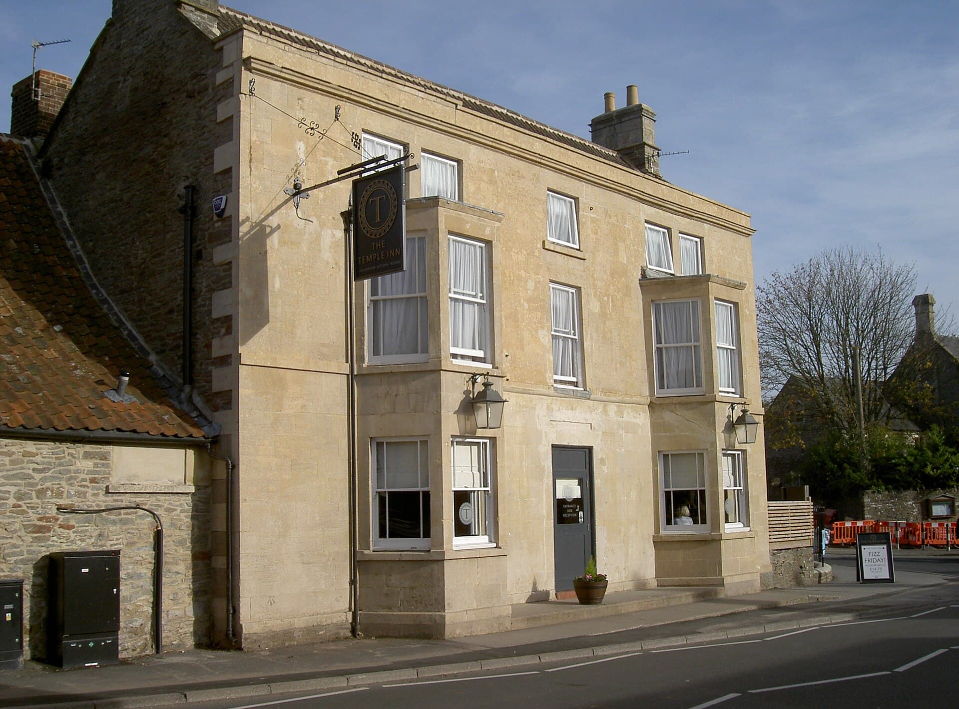 The Temple Inn (via Wikimedia Commons, CC BY-SA 2.0)