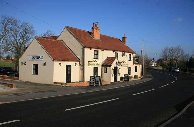 Black Horse Inn (via Wikimedia Commons, CC BY-SA 2.0)