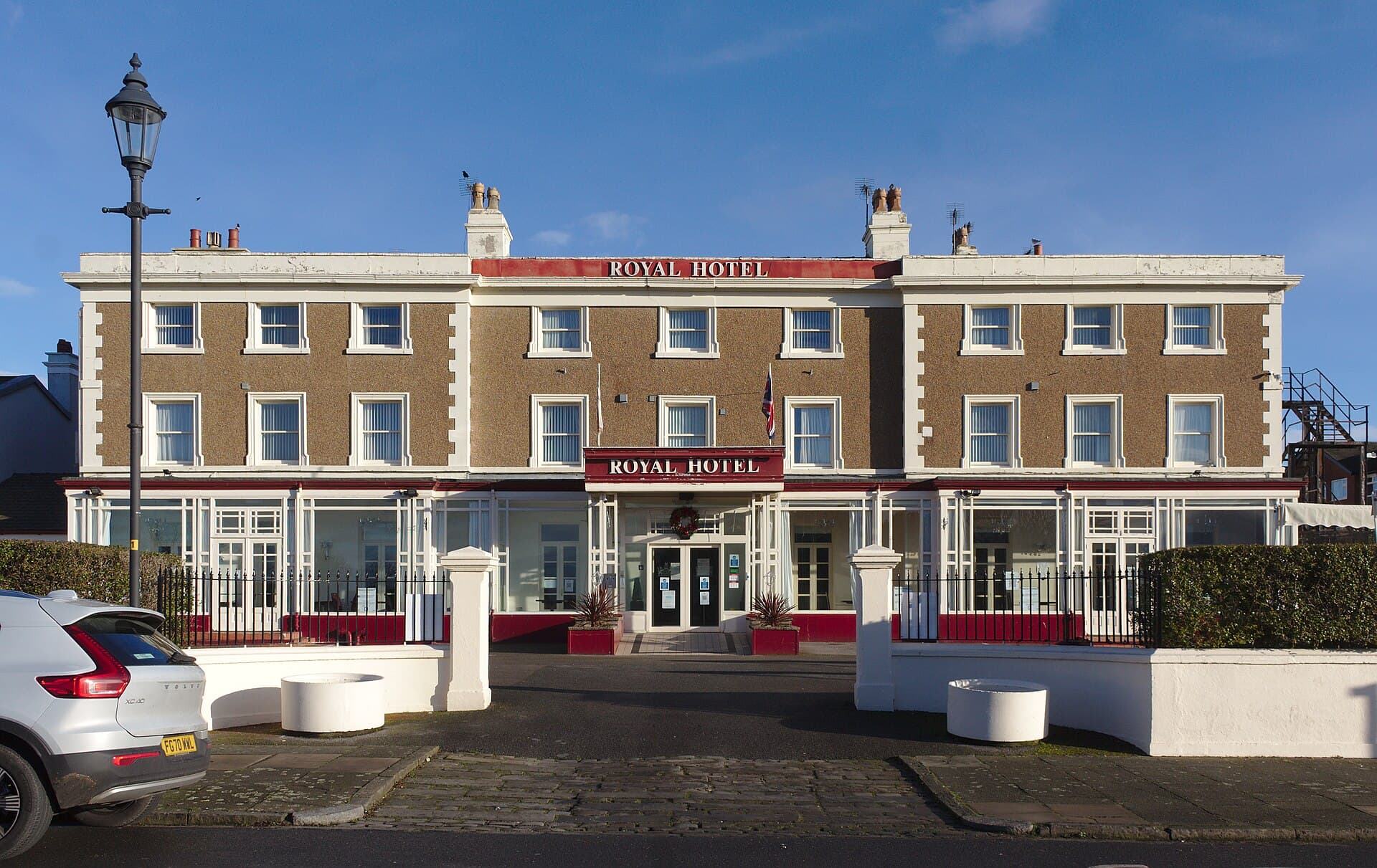 The Royal Hotel (via Wikimedia Commons, CC BY-SA 4.0)
