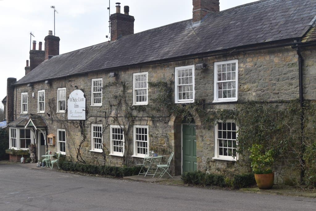 The White Lion Inn (via Wikimedia Commons, CC BY-SA 2.0)