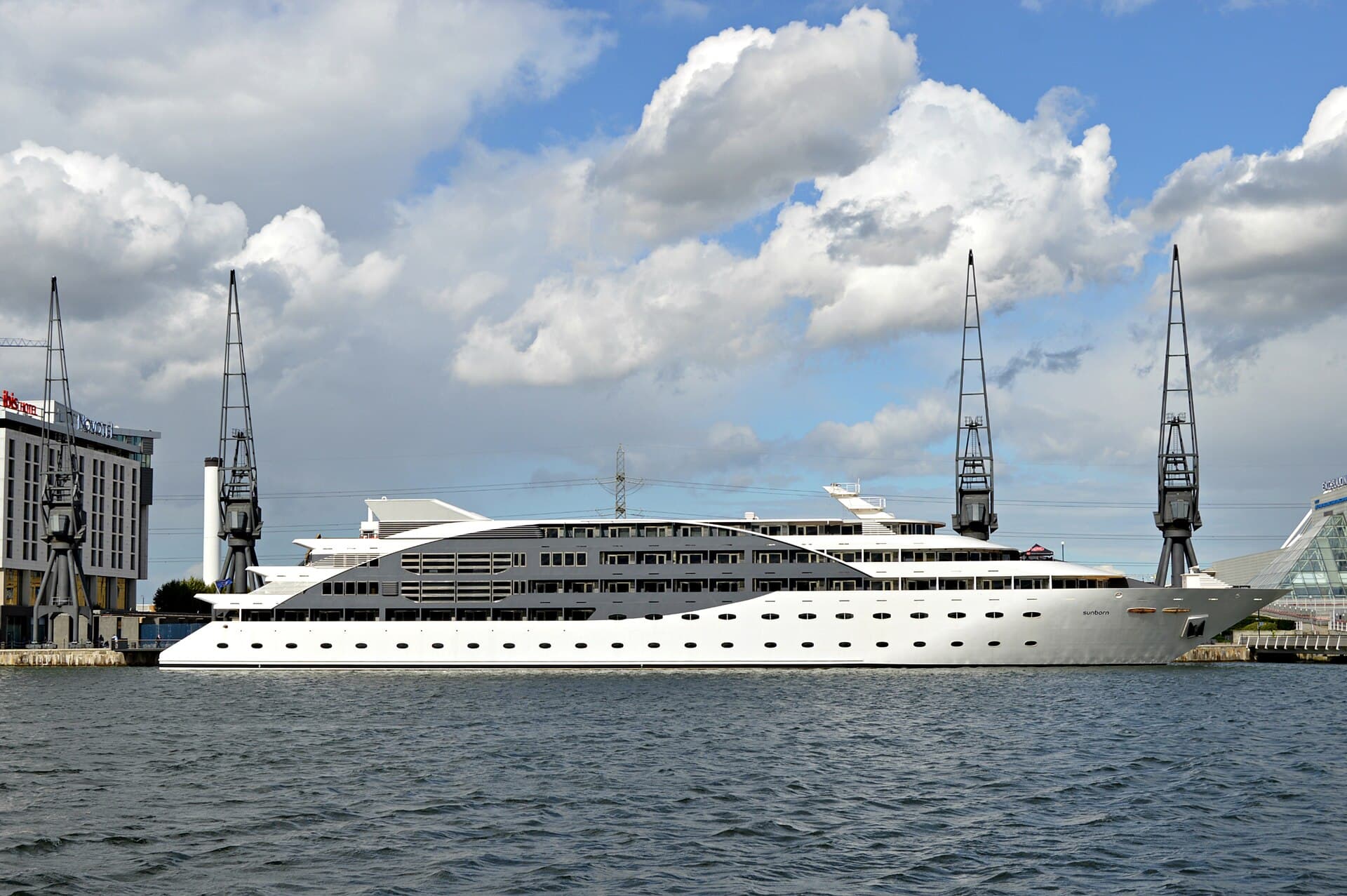 Sunborn London (via Wikimedia Commons, CC BY-SA 2.0)