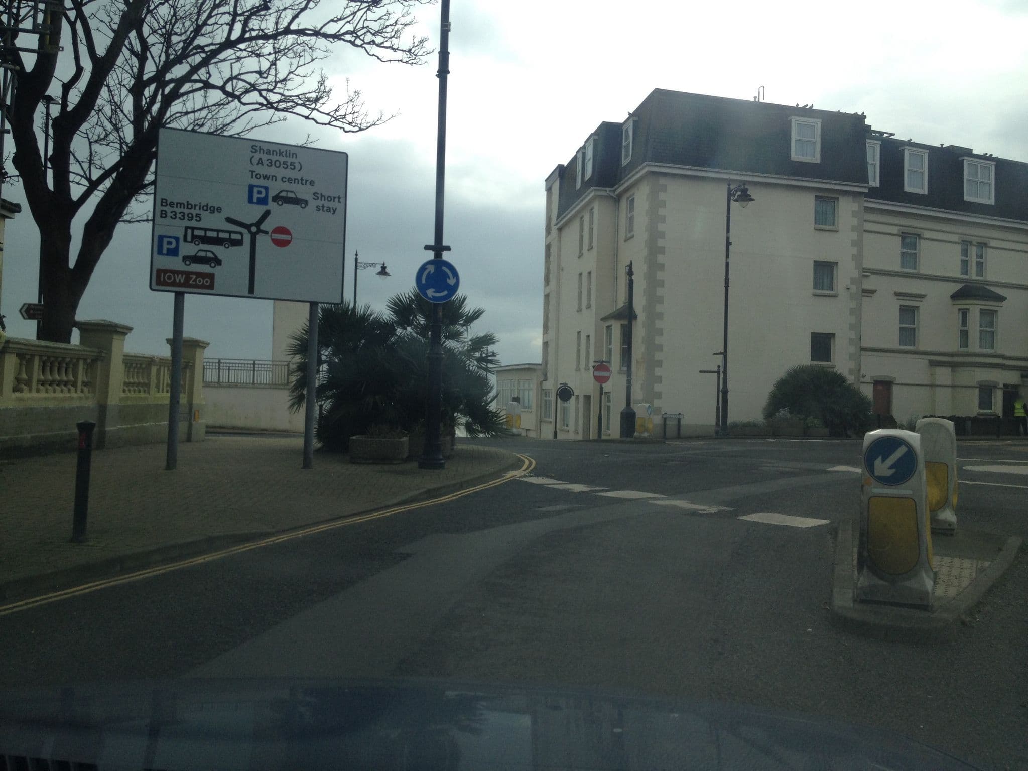 Street view near Sandown Hotel, Sandown — © davidgr (CC BY-SA · Mapillary)