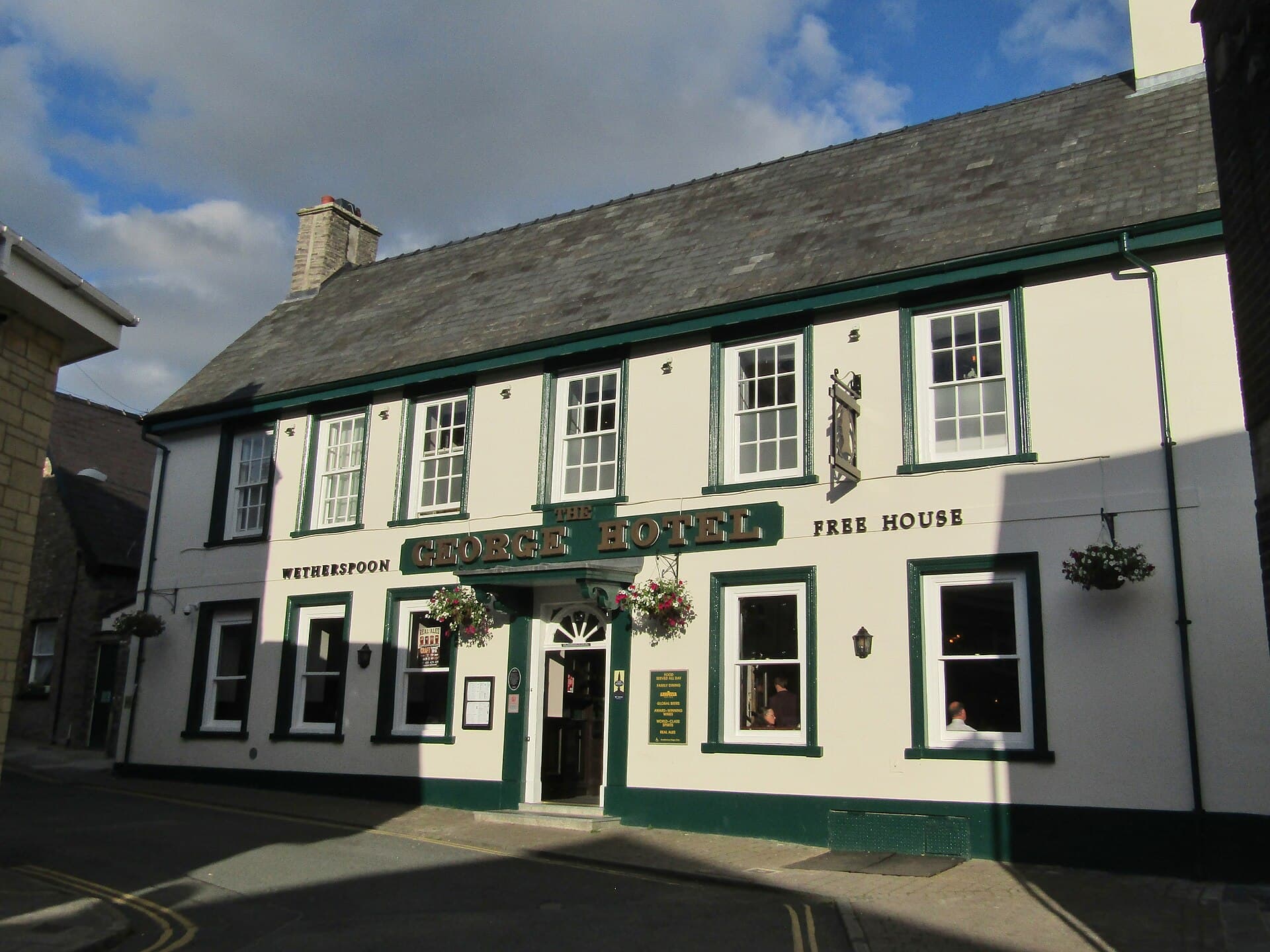 The George Hotel (via Wikimedia Commons, CC BY-SA 2.0)