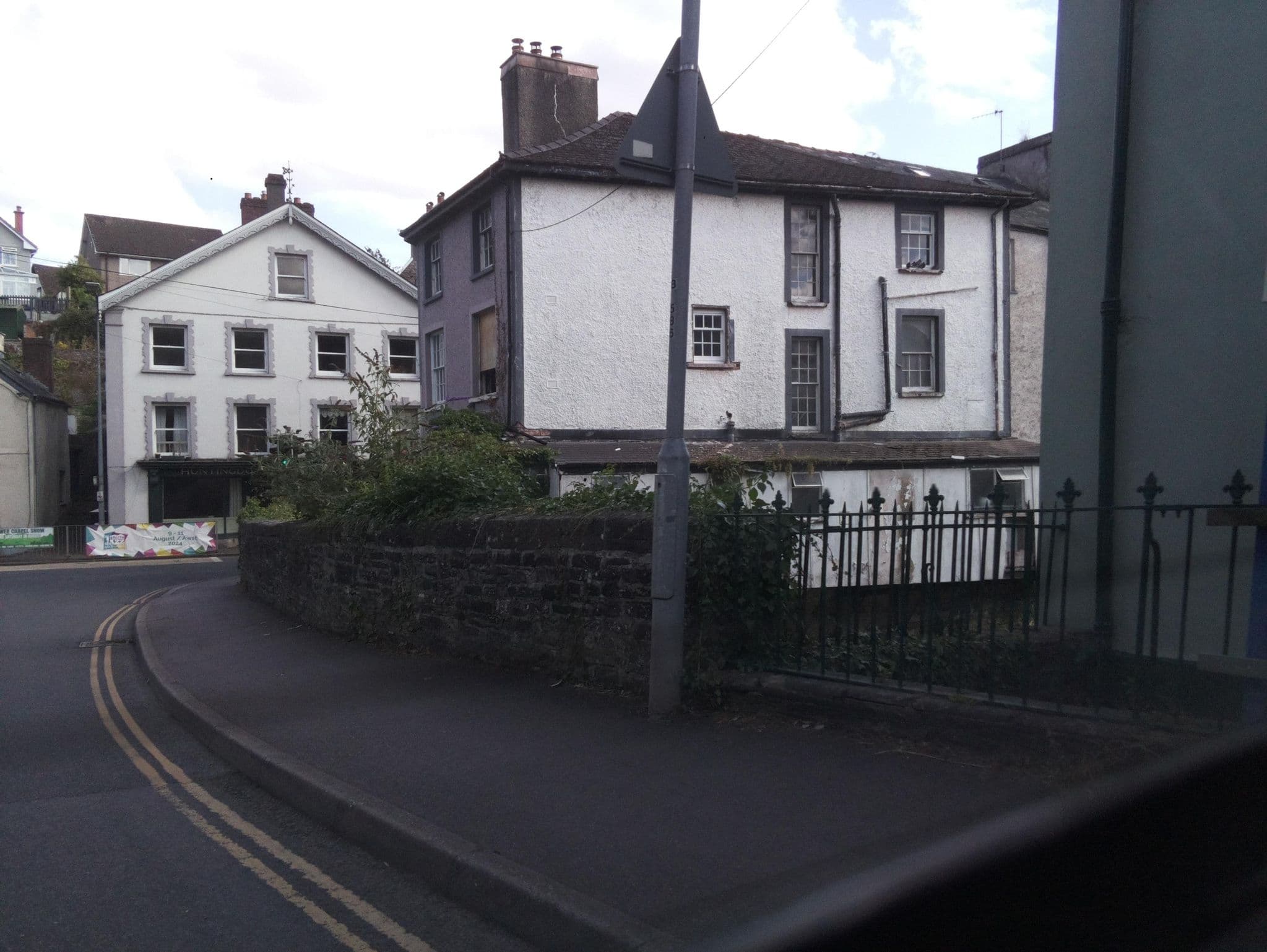 Street view near Bulls Head Hotel, Brecon — © southglos (CC BY-SA · Mapillary)
