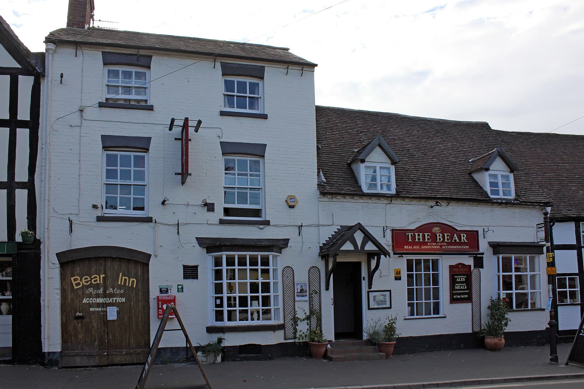 The Bear Inn (via Wikimedia Commons, CC BY-SA 2.0)