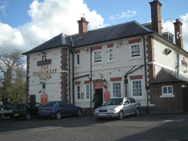 The Woodberry Inn (via Wikimedia Commons, CC BY-SA 2.0)