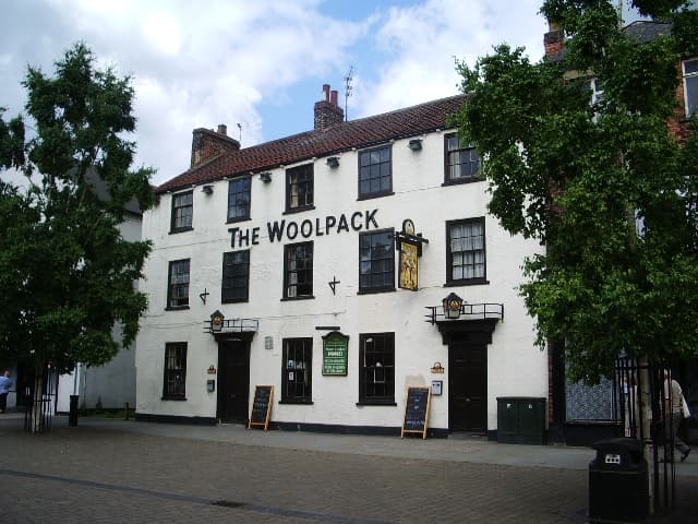 Woolpack Hotel (via Wikimedia Commons, CC BY-SA 2.0)