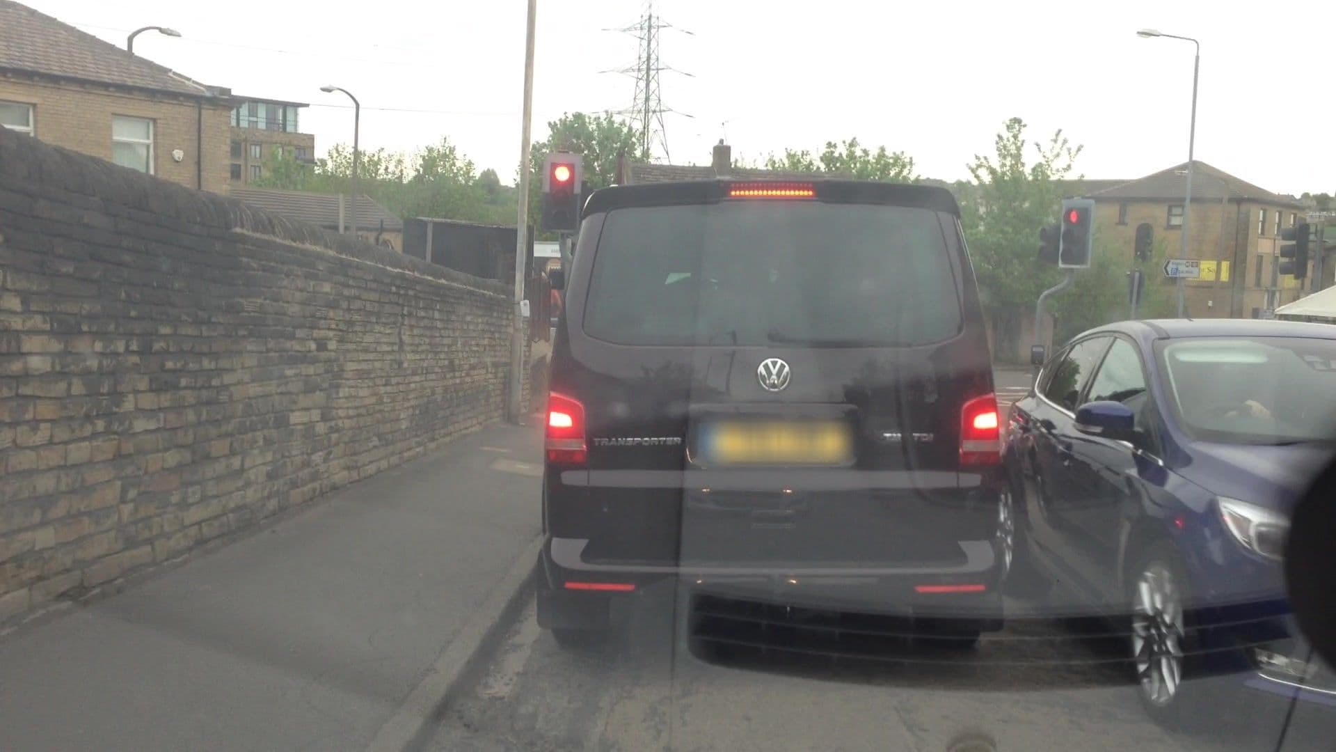 Street view near The Commercial Railway Inn, Brighouse — © lvl5 (CC BY-SA · Mapillary)