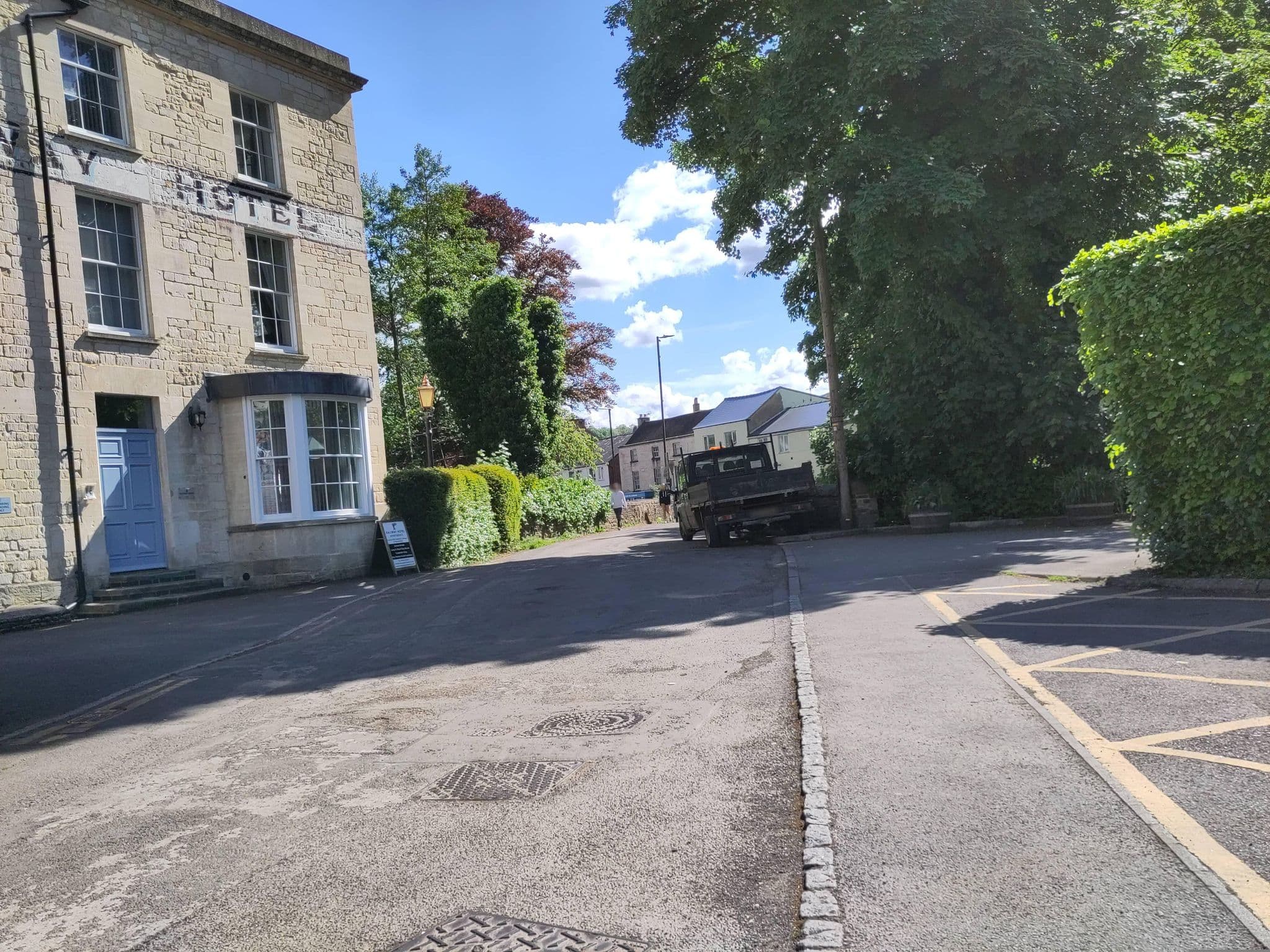 Street view near Railway Hotel Apartments, Nailsworth — © OrangeHurst97 (CC BY-SA · Mapillary)