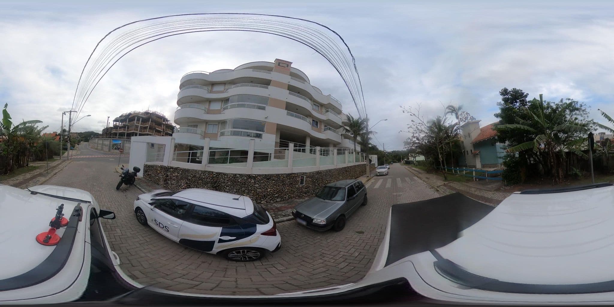 Street view near Acrópole Residence, Bombinhas — © jaderbavaresco (CC BY-SA · Mapillary)