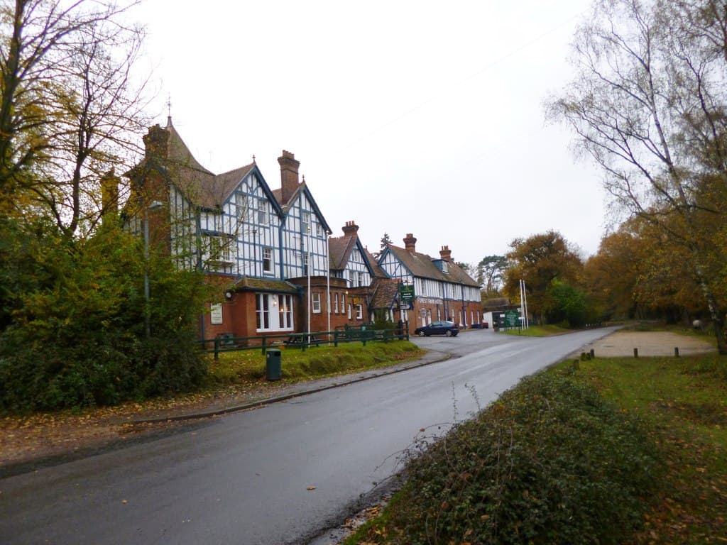 Forest Park Country Hotel (via Wikimedia Commons, CC BY-SA 2.0)