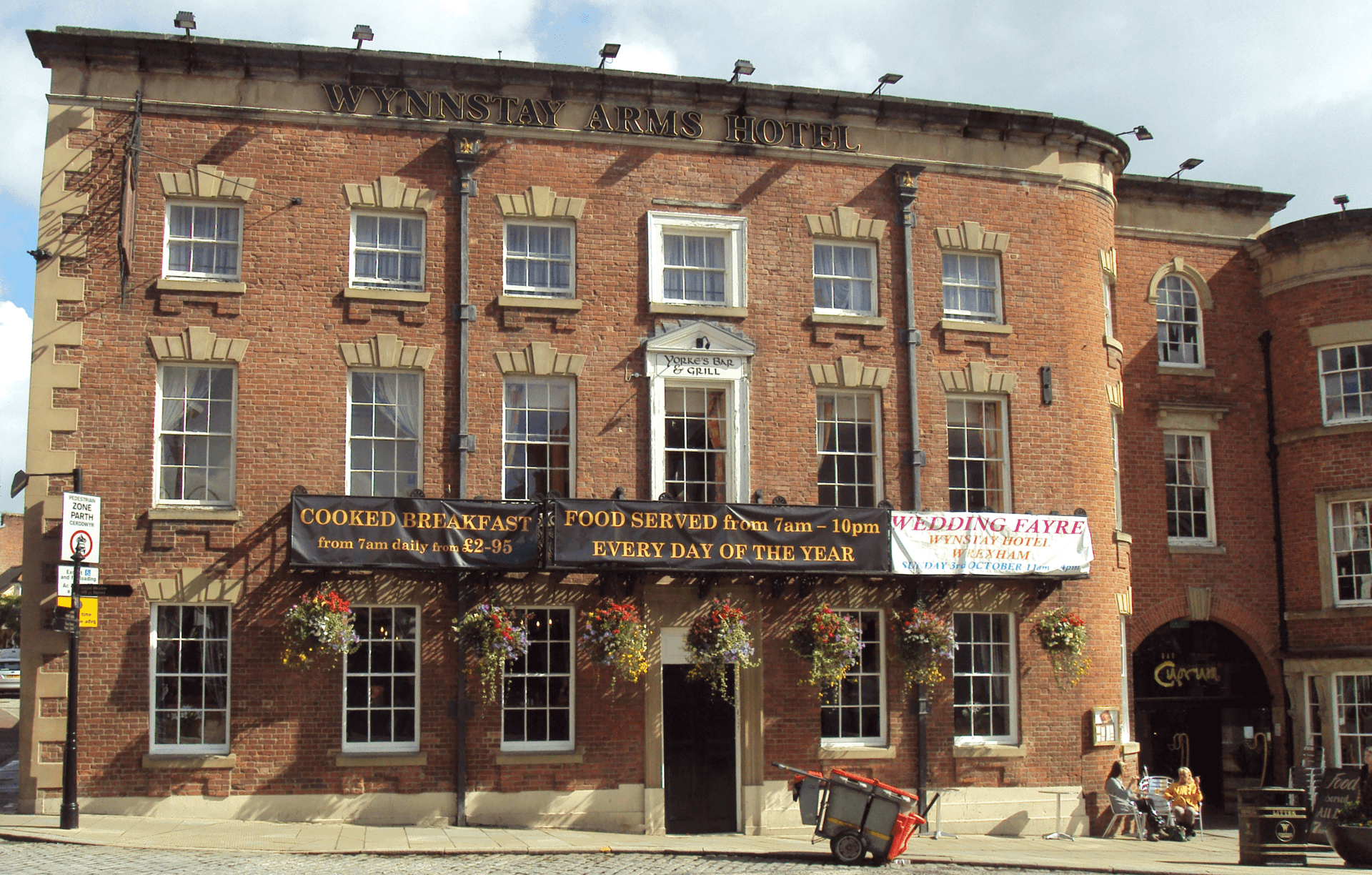Wynnstay Arms Hotel (via Wikimedia Commons, CC BY-SA 3.0)
