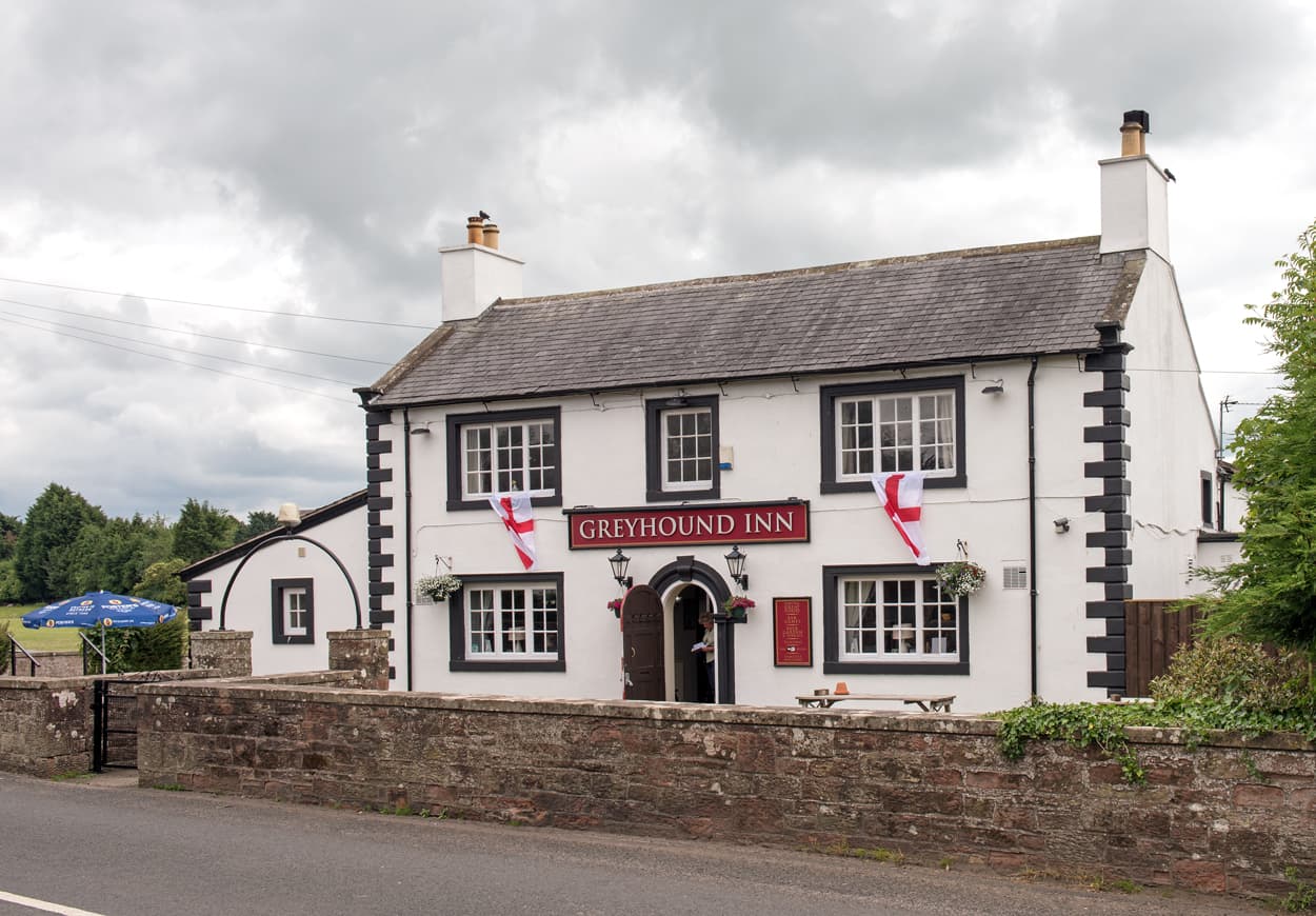 Greyhound Inn (via Wikimedia Commons, CC BY-SA 2.0)