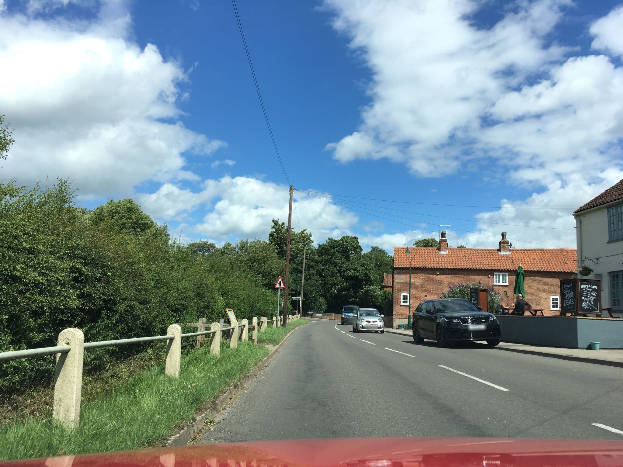 Street view near Robin Hood Inn, Burton Joyce — © southglos (CC BY-SA · Mapillary)